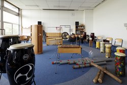 Ein Musikraum mit unterschiedlichen Instrumenten.
